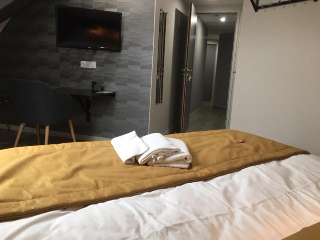 Le Relais Hotell Saint-Quentin-les-Anges Exteriör bild