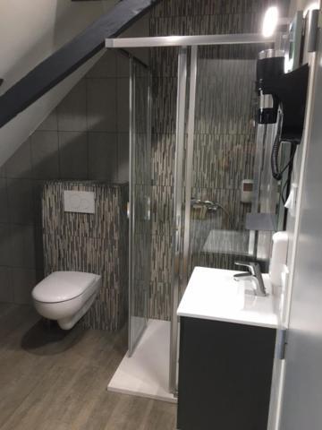 Le Relais Hotell Saint-Quentin-les-Anges Exteriör bild