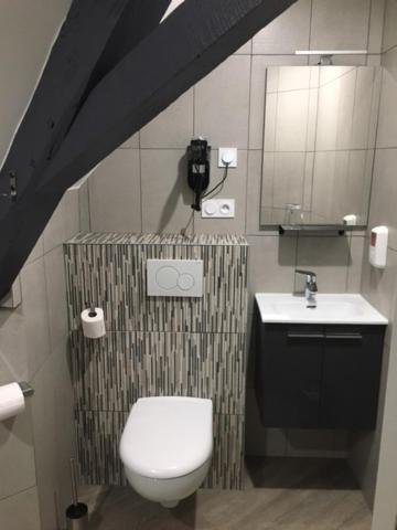 Le Relais Hotell Saint-Quentin-les-Anges Exteriör bild