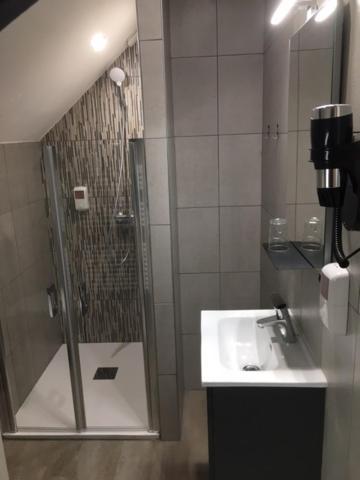 Le Relais Hotell Saint-Quentin-les-Anges Exteriör bild