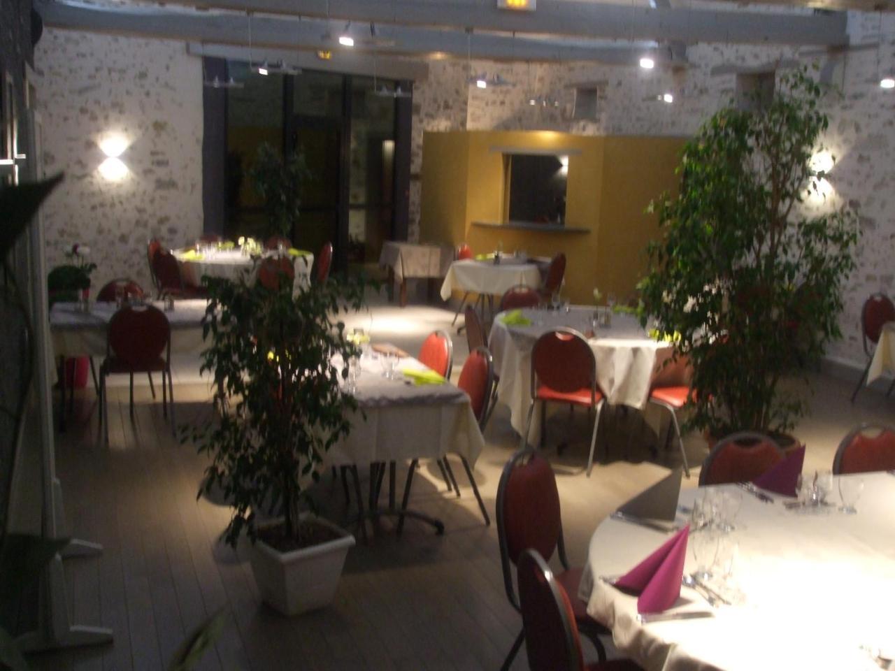 Le Relais Hotell Saint-Quentin-les-Anges Exteriör bild