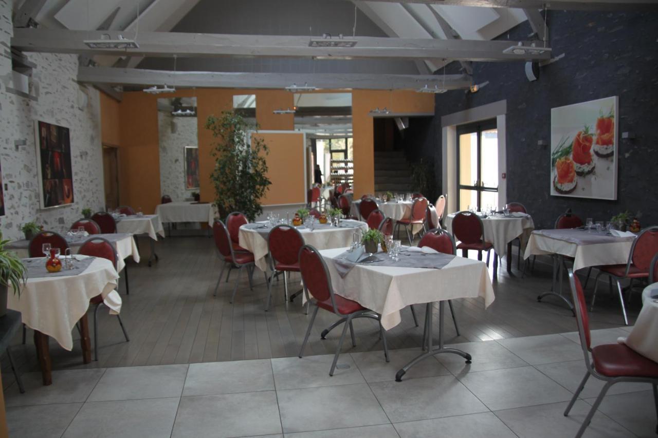 Le Relais Hotell Saint-Quentin-les-Anges Exteriör bild