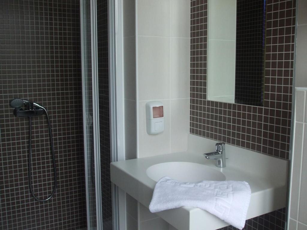 Le Relais Hotell Saint-Quentin-les-Anges Exteriör bild
