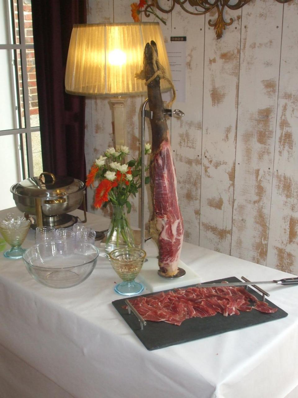 Le Relais Hotell Saint-Quentin-les-Anges Exteriör bild